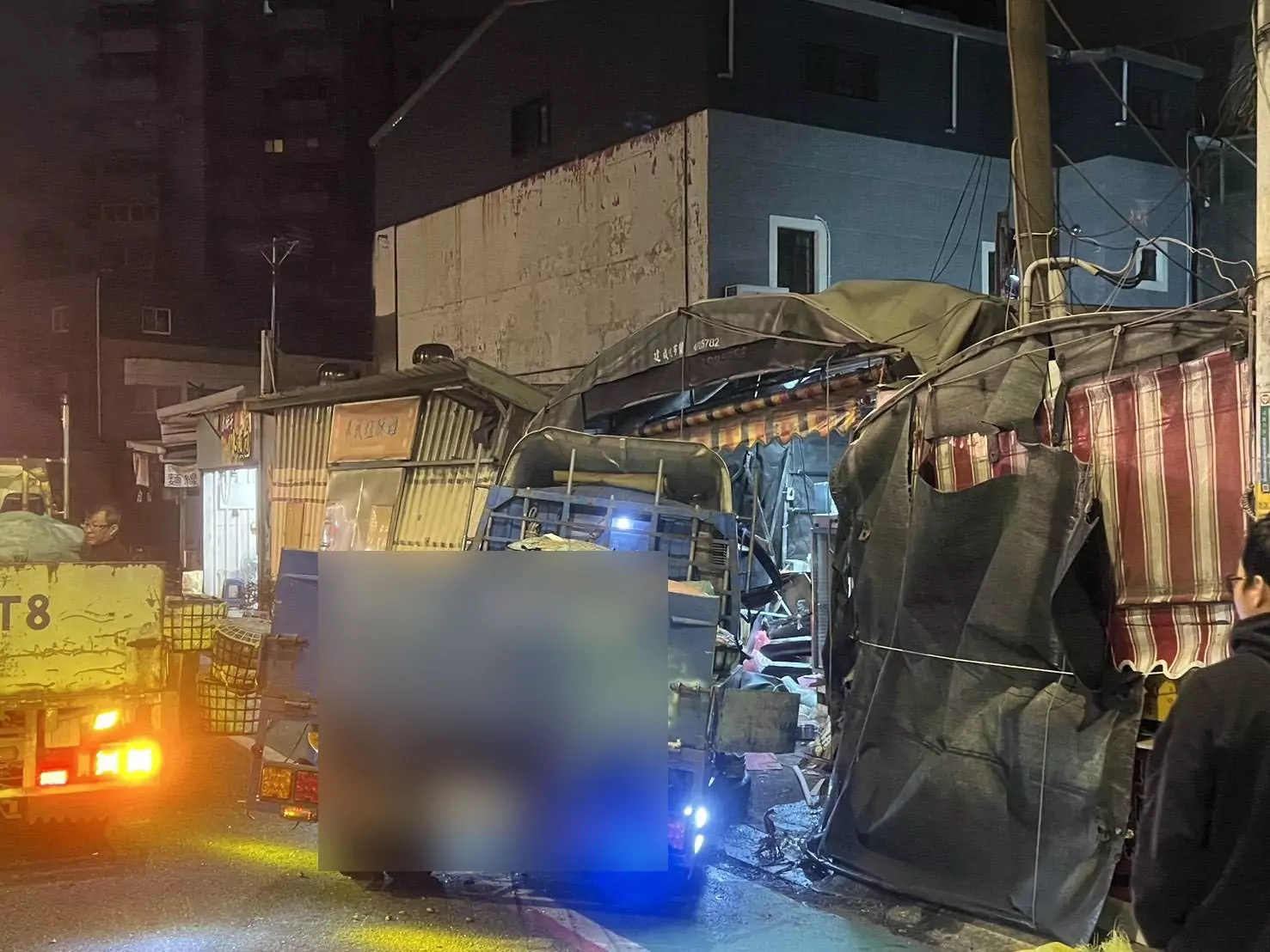 【有片】監視器狂震!平鎮小貨車、轎車路口猛撞 整排鐵皮屋遭波及 【有片】監視器狂震!平鎮小貨車、轎車路口猛撞 整排鐵皮屋遭波及
