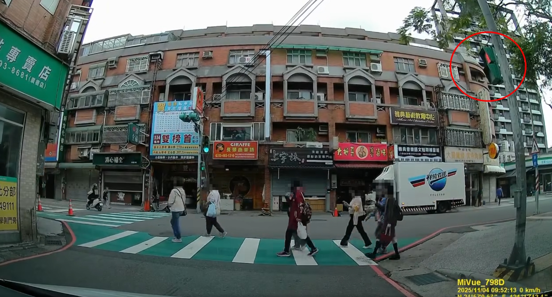 帝王行人?平鎮婦人集體闖紅燈悠閒過街 駕駛傻眼:有沒有在看路