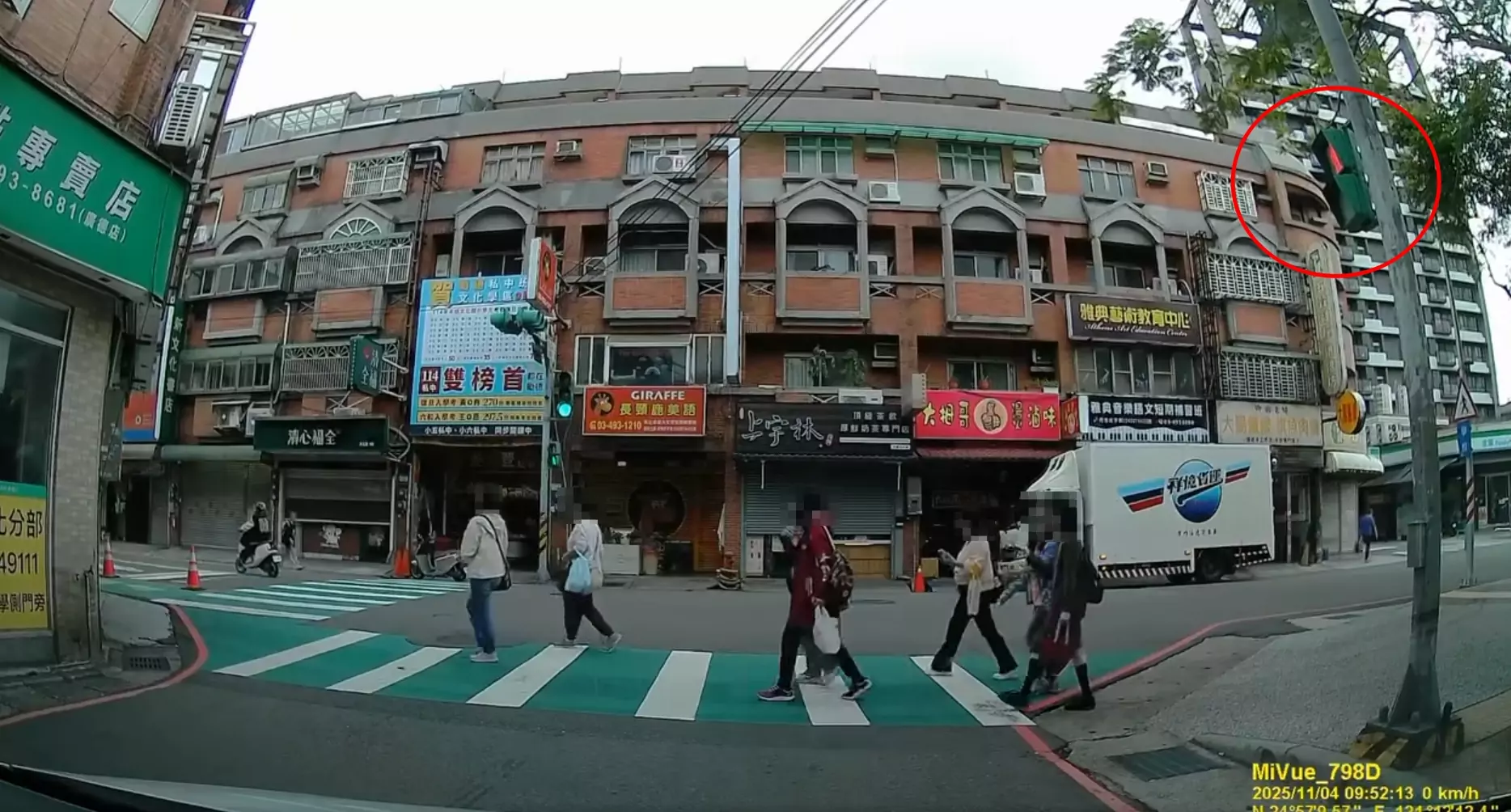 帝王行人?平鎮婦人集體闖紅燈悠閒過街 駕駛傻眼:有沒有在看路 帝王行人?平鎮婦人集體闖紅燈悠閒過街 駕駛傻眼:有沒有在看路