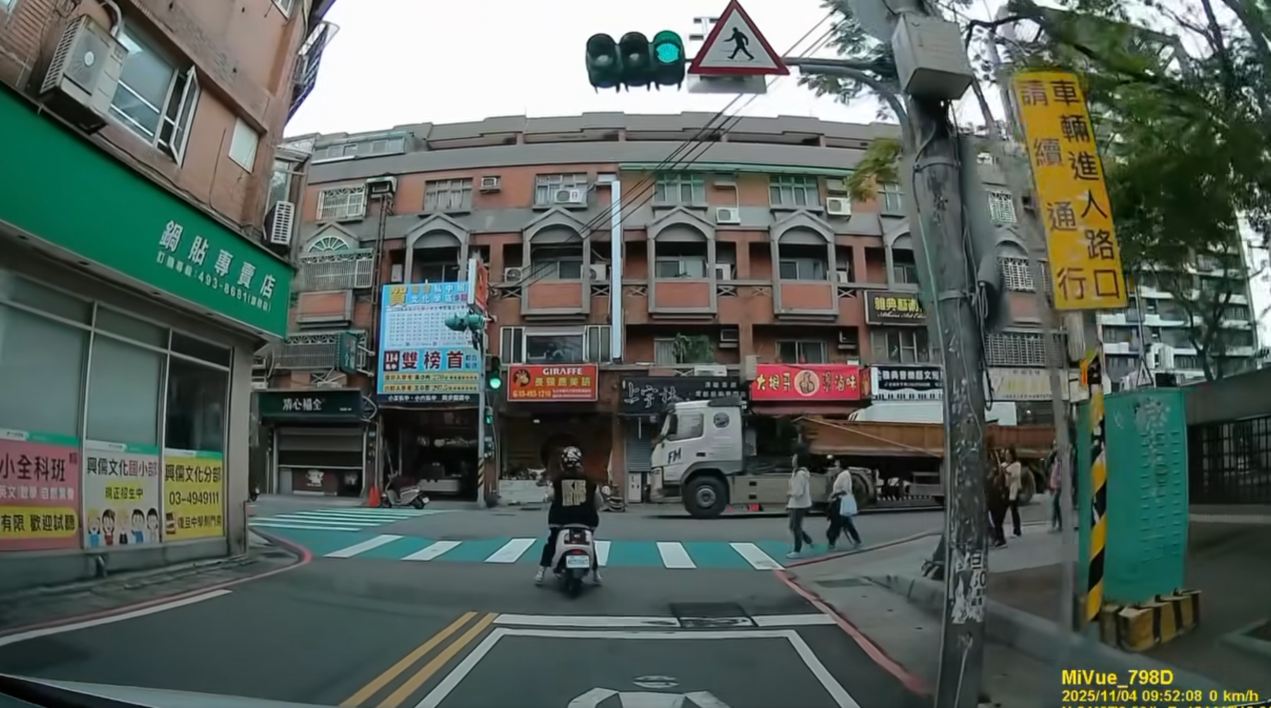 帝王行人?平鎮婦人集體闖紅燈悠閒過街 駕駛傻眼:有沒有在看路 1762411697388