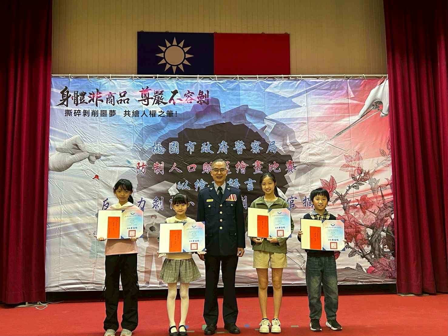 防制人口販運繪畫比賽頒獎 青少年以畫筆詮釋人權與尊嚴 2 15