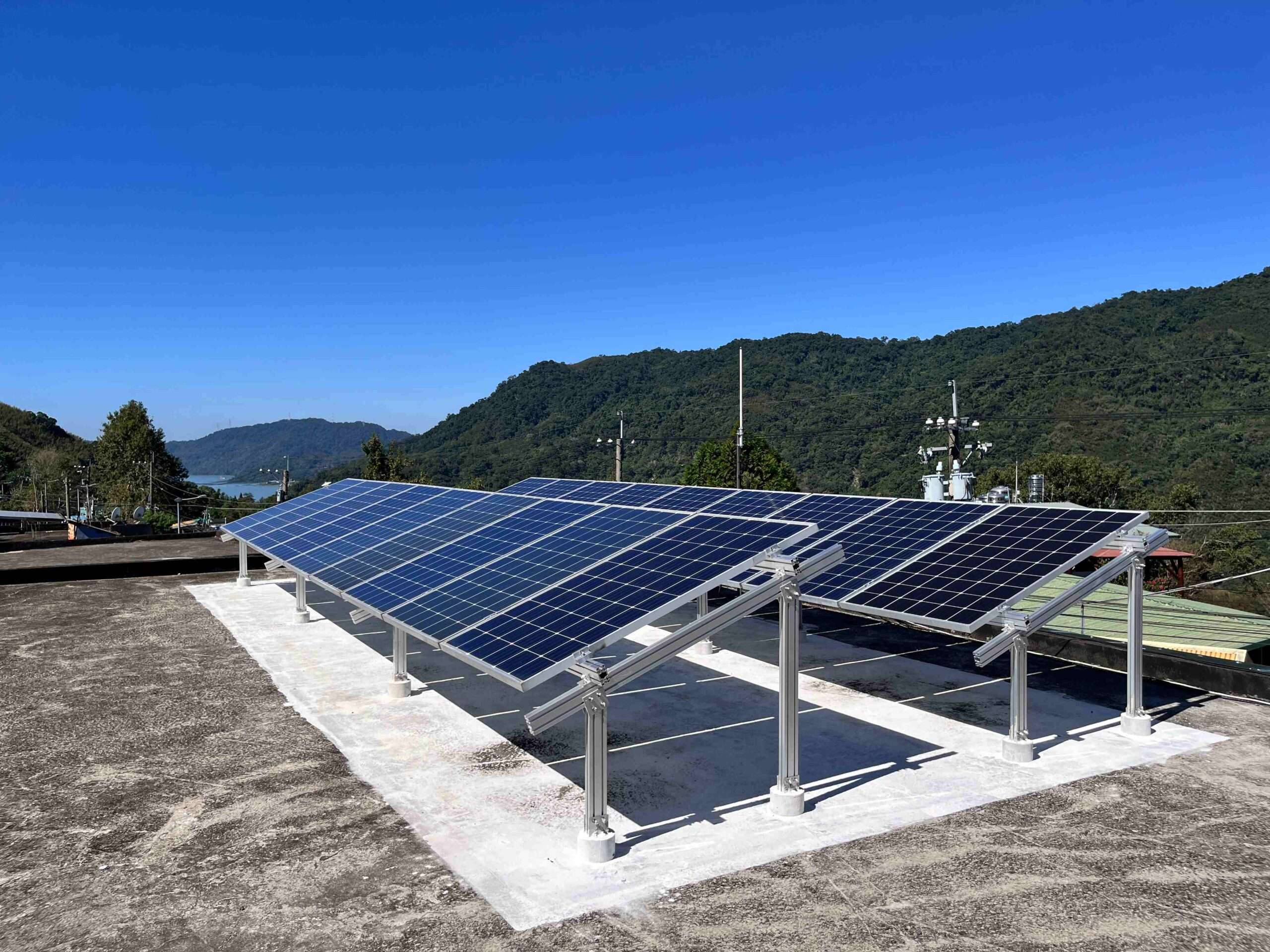 2.系統日發電量約16 度，約可供 1.5 戶日常用電需求。 scaled