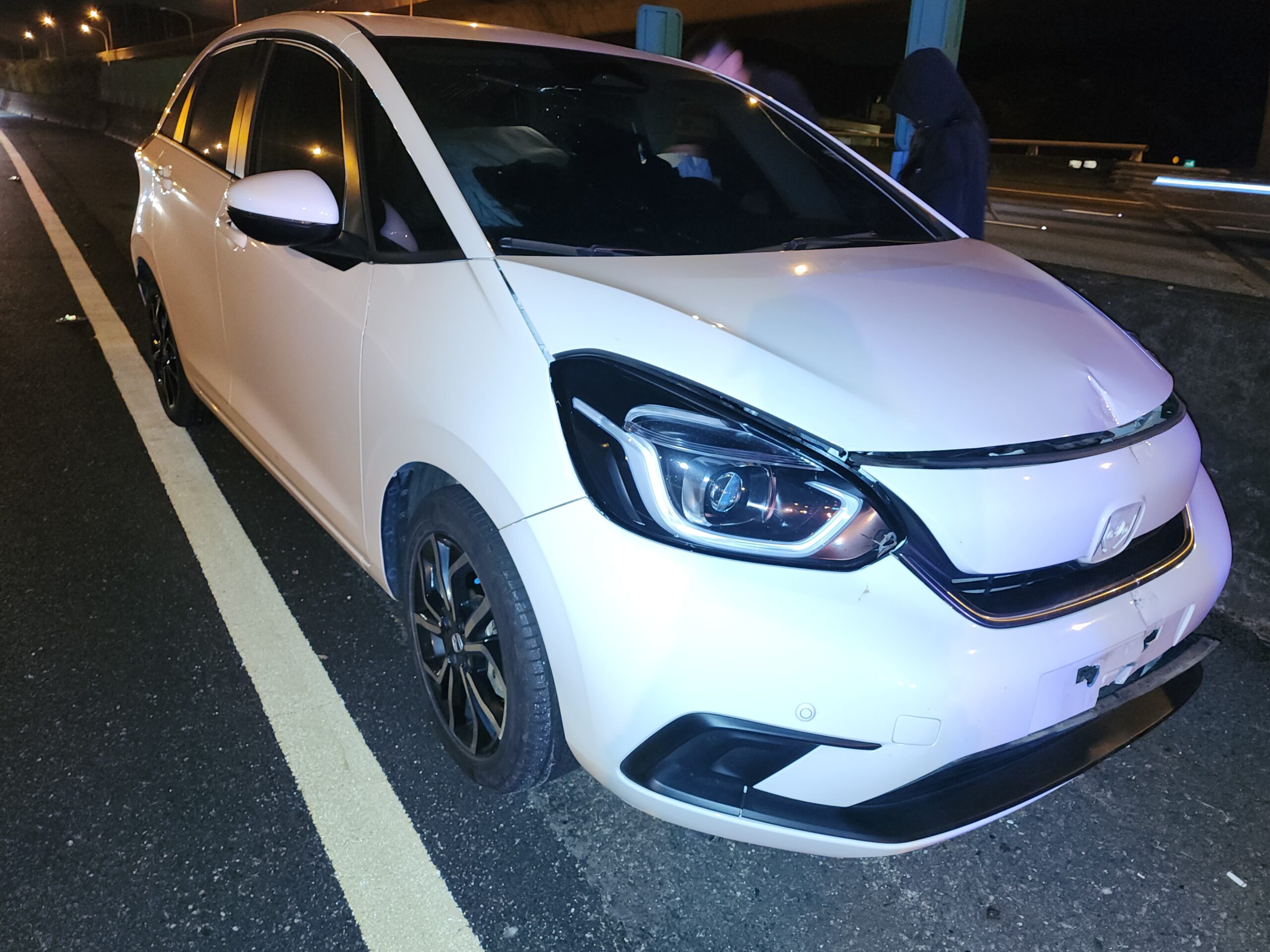 【有片】扯!國1桃園段鐵架掉路中 釀8車事故 20251116 004058 0 scaled