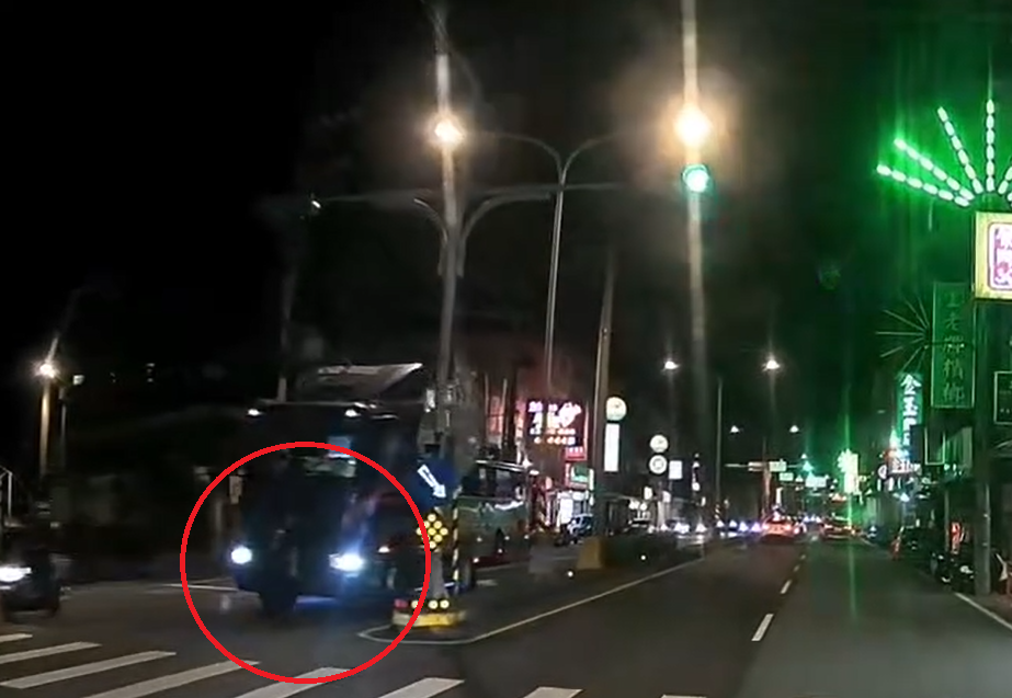 【有片】驚悚瞬間曝!中壢黑衣女子夜間闖越馬路 遭大貨車撞骨折 22454g65s4g65