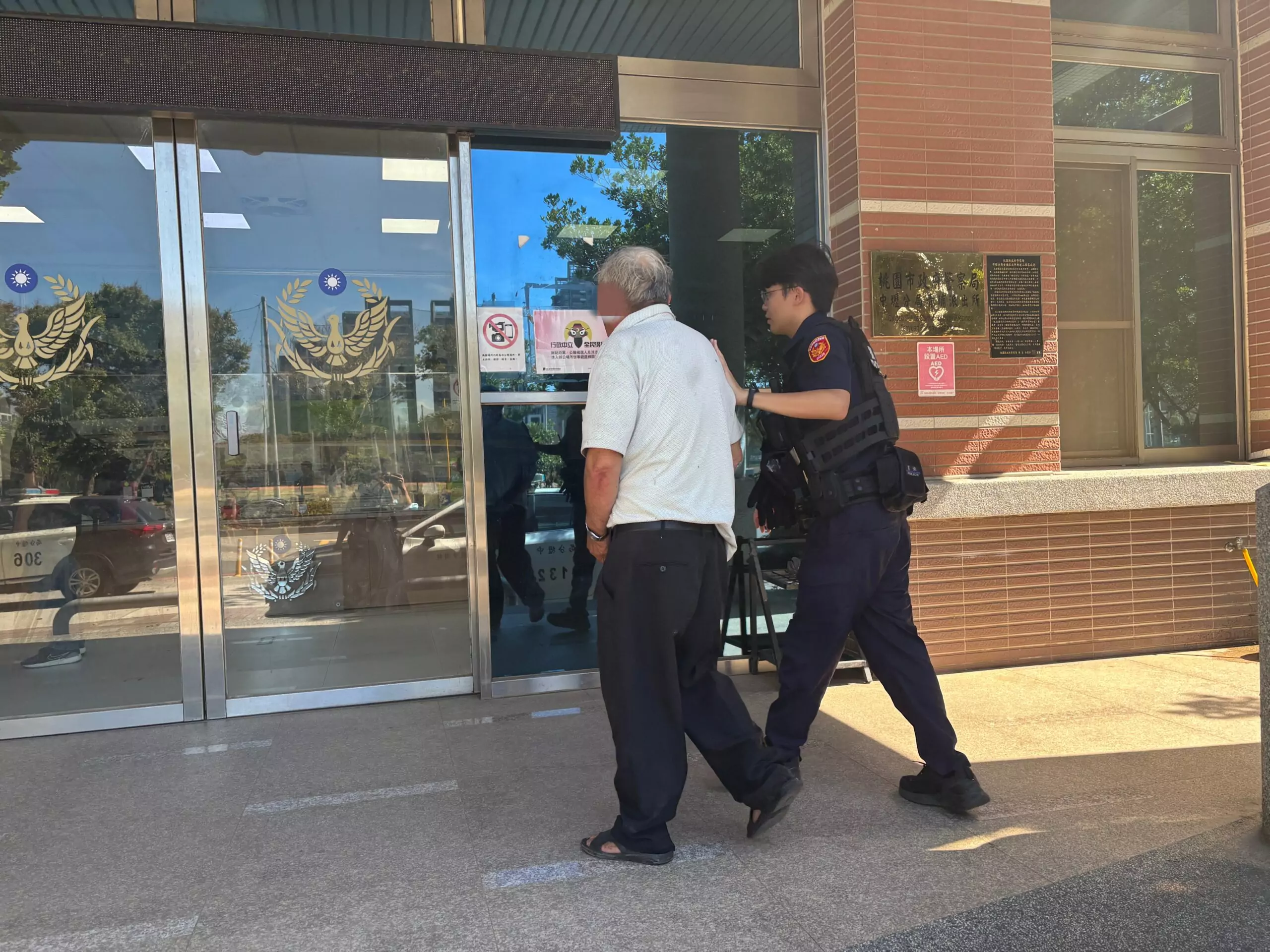 失智翁外出迷途騎行破百公里 中壢警暖心助團園 失智翁外出迷途騎行破百公里 中壢警暖心助團園