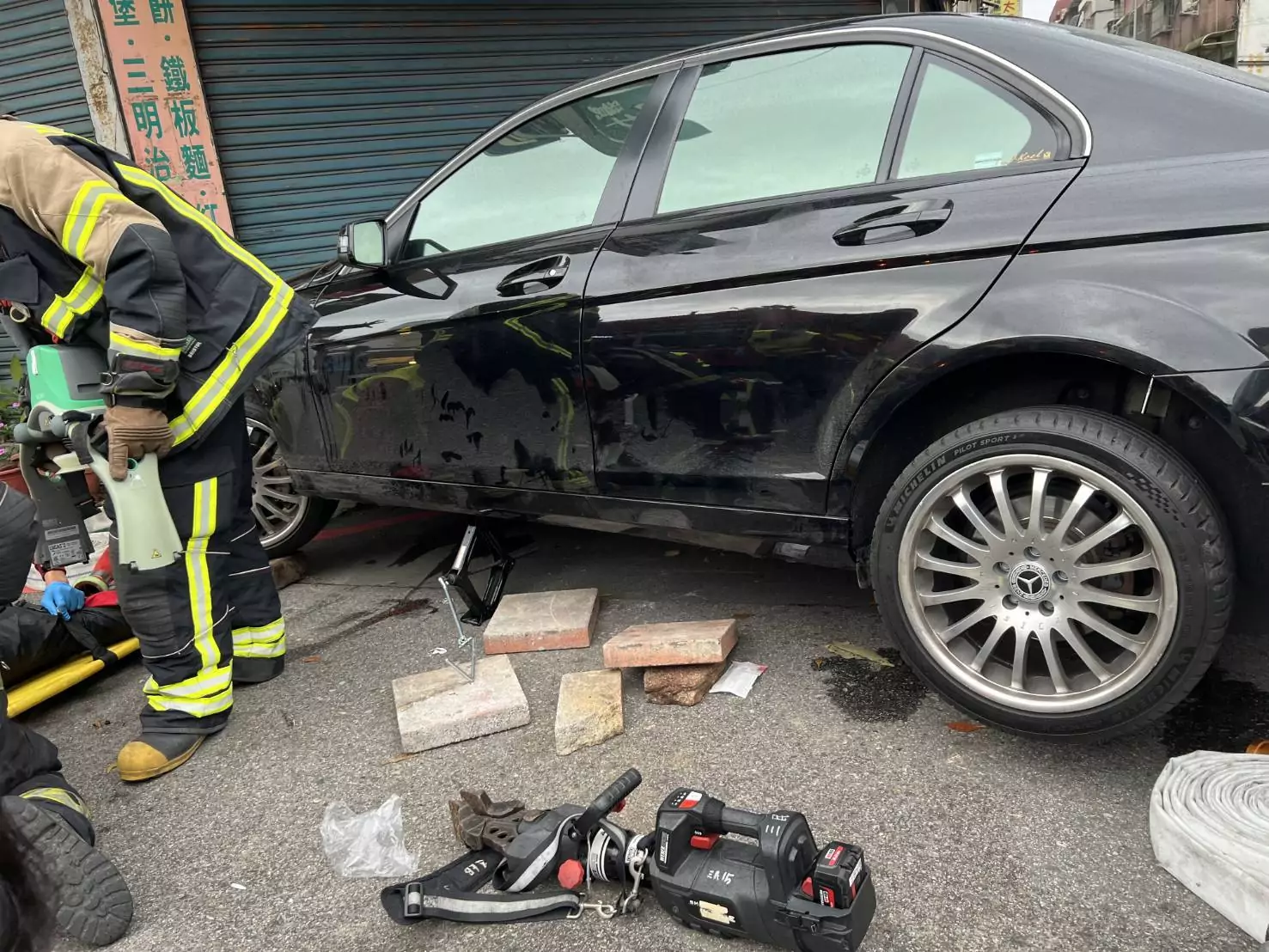 桃園騎士遭左轉轎車猛撞身亡 網急尋行車紀錄器找真相 桃園騎士遭左轉轎車猛撞身亡 網急尋行車紀錄器找真相