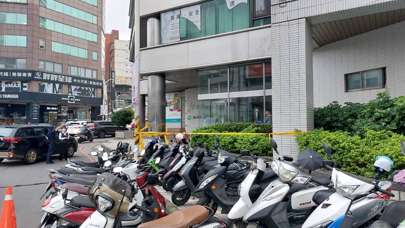 桃園市府對面商辦驚傳墜樓 男子送醫不治