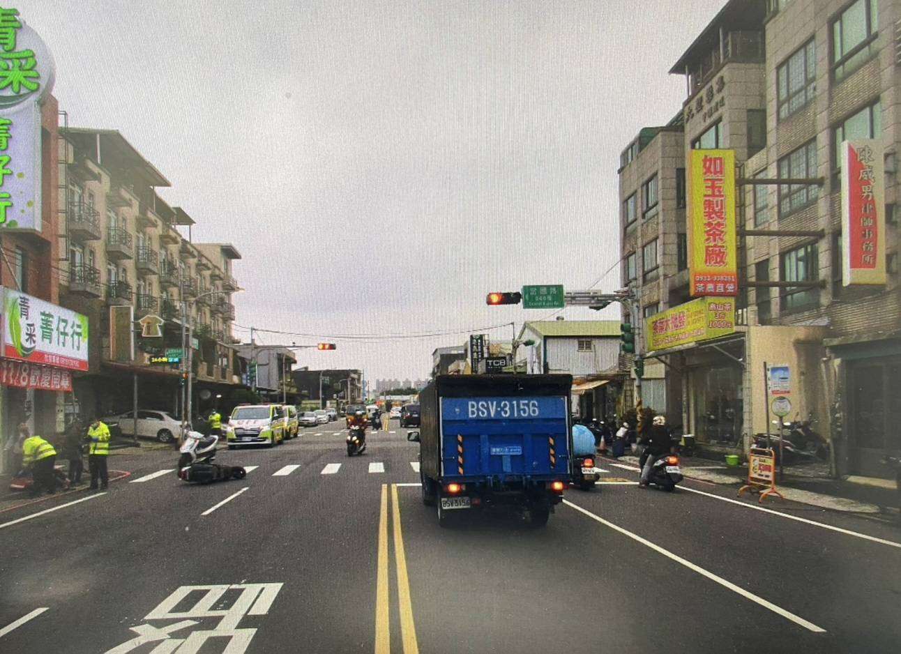 【有片】桃園帝王行人奔跑闖越馬路 騎士閃避不及雙雙慘摔 2369478 0