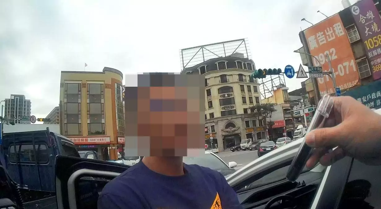 男子路中睡死手握「喪屍菸彈」警包夾查獲毒駕當場逮捕 2370457 0
