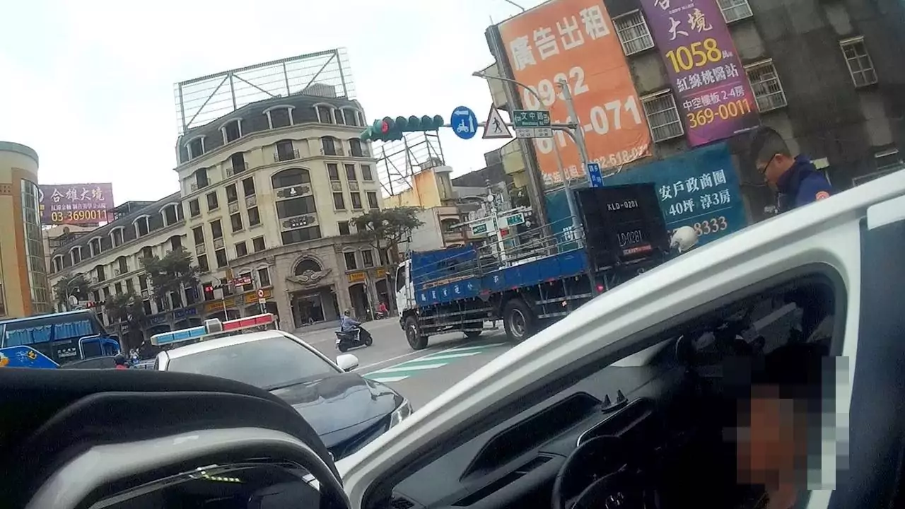 男子路中睡死手握「喪屍菸彈」警包夾查獲毒駕當場逮捕 2370458 0