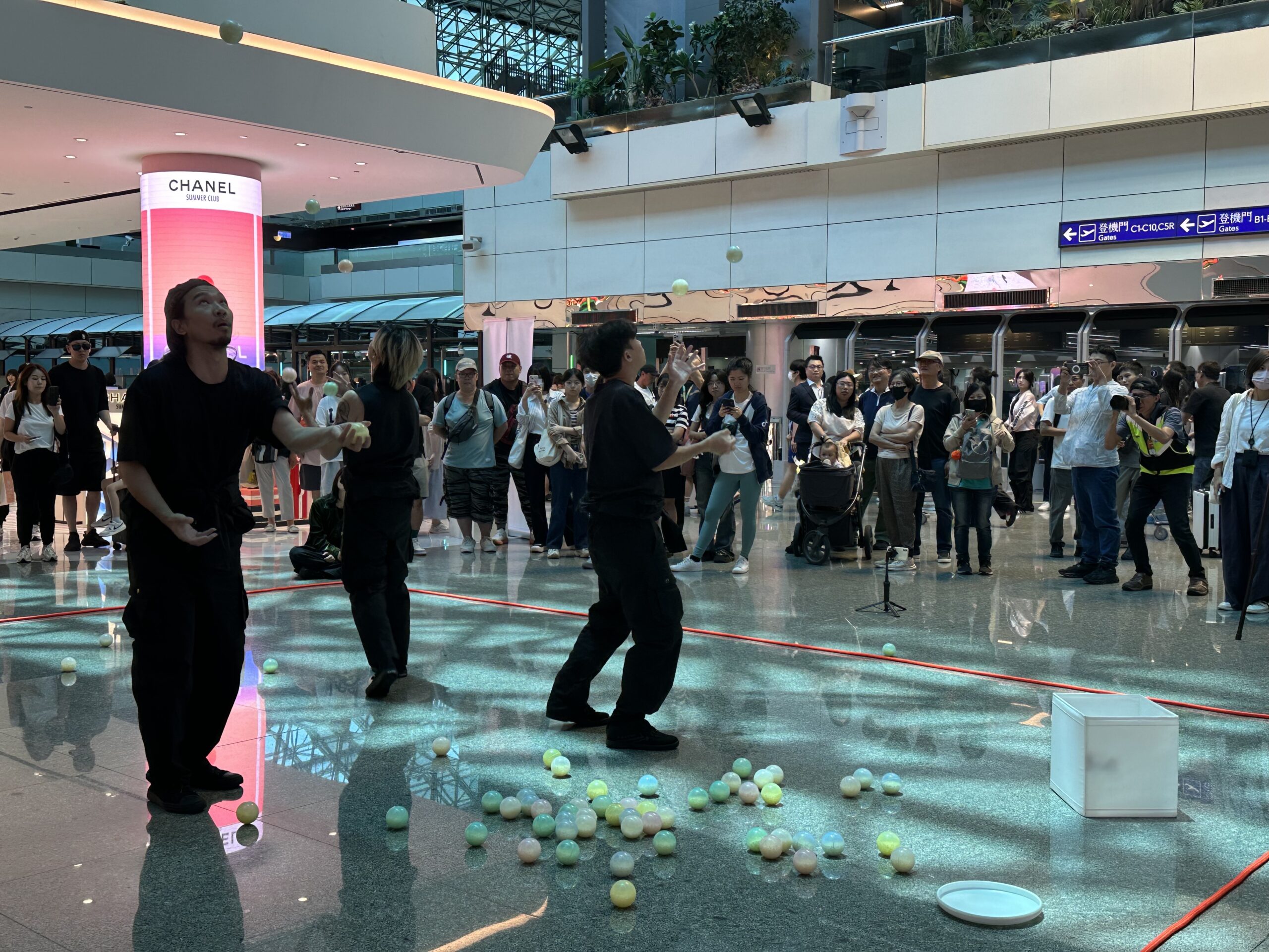 3機場公司促進社會參與，邀請藝文團體在公共空間與旅客一同分享臺灣在地文化價值。 scaled