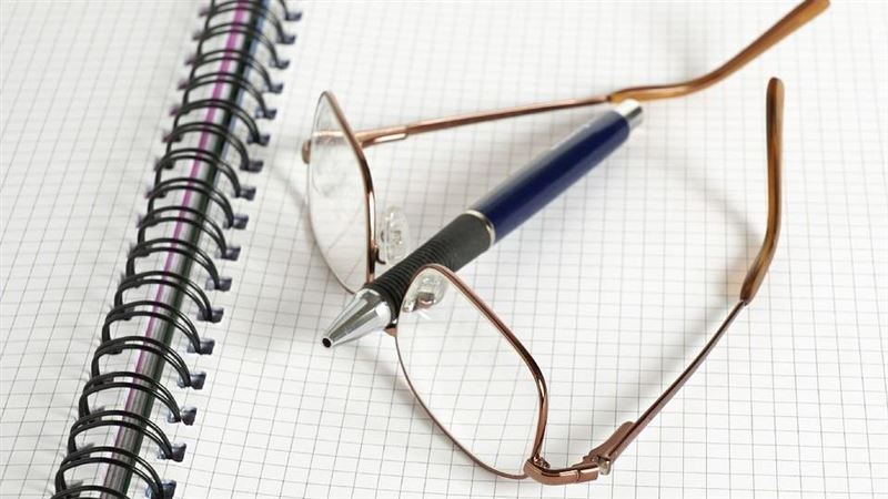 別拿眼鏡布直接擦!專家曝眼鏡正確清潔方式