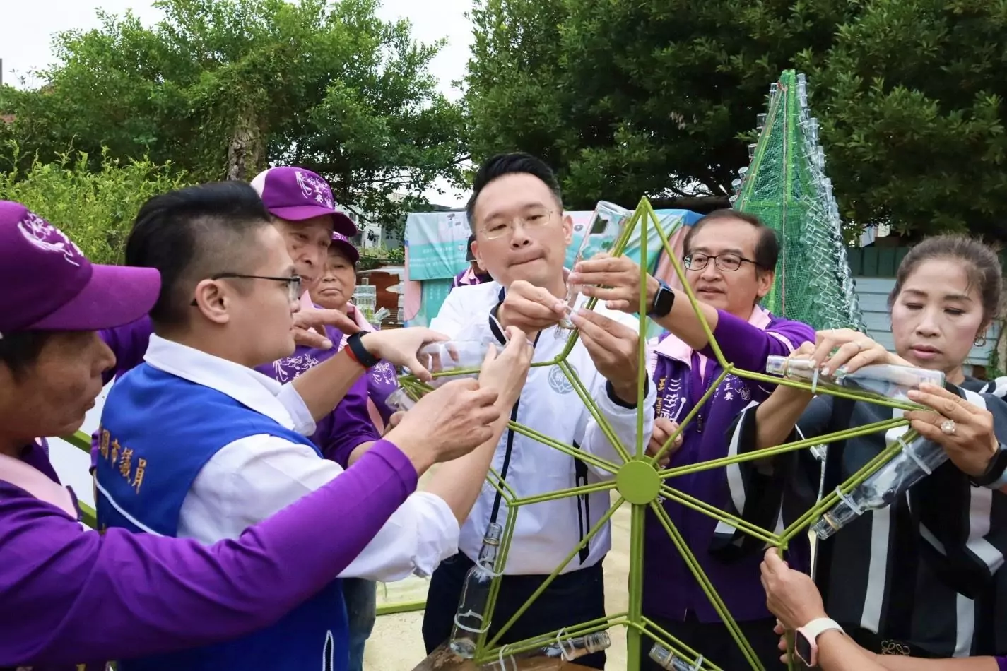 平鎮三安社區回收玻璃瓶打造環保聖誕樹!蘇俊賓肯定永續精神 平鎮三安社區回收玻璃瓶打造環保聖誕樹!蘇俊賓肯定永續精神