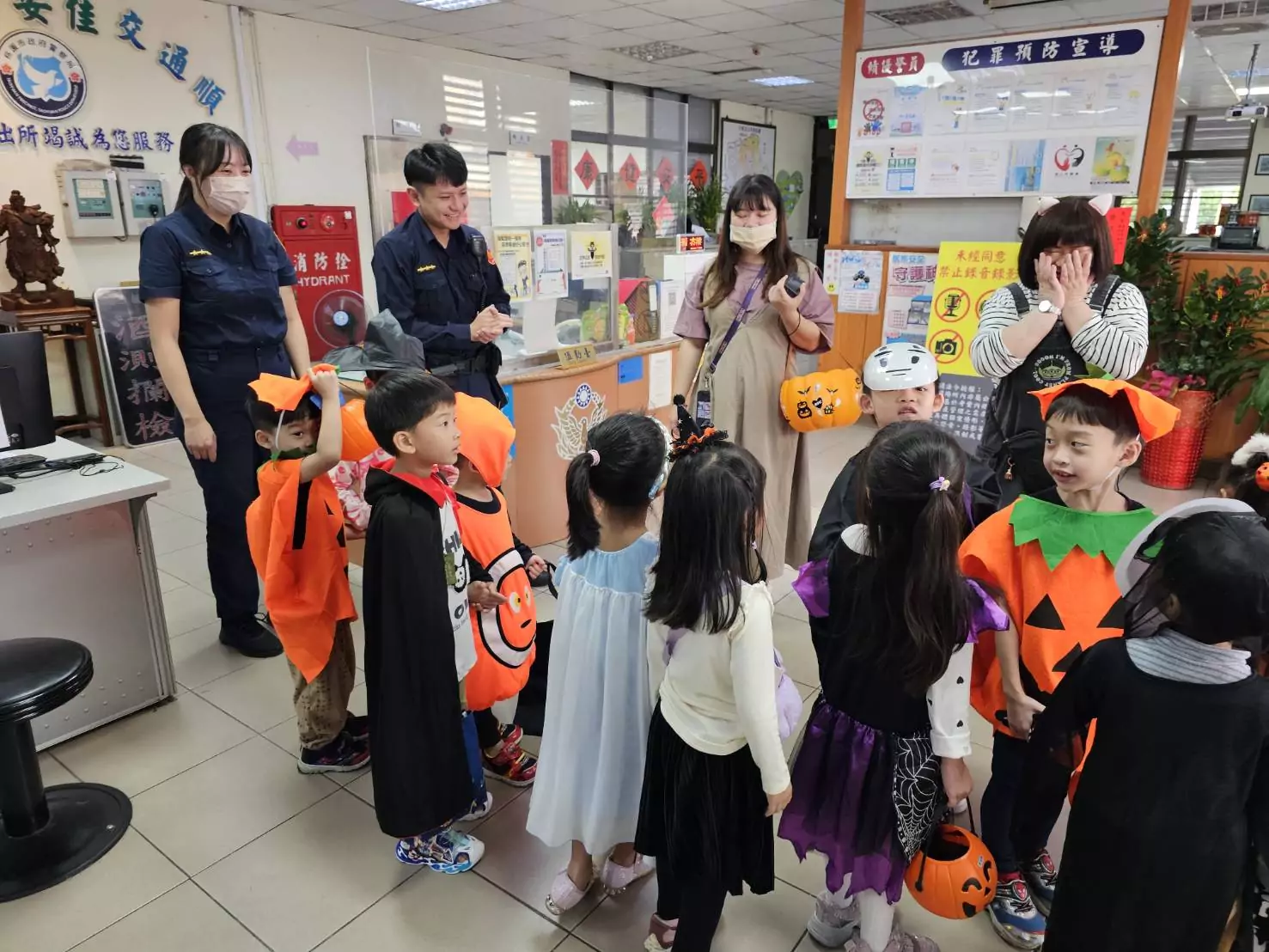 幼兒園舉辦萬聖節遊行 桃警暖心發放糖果 幼兒園舉辦萬聖節遊行 桃警暖心發放糖果