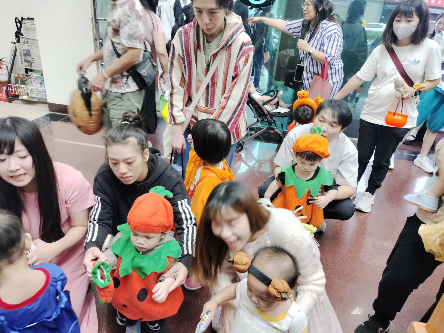 幼兒園舉辦萬聖節遊行 桃警暖心發放糖果 366604 0