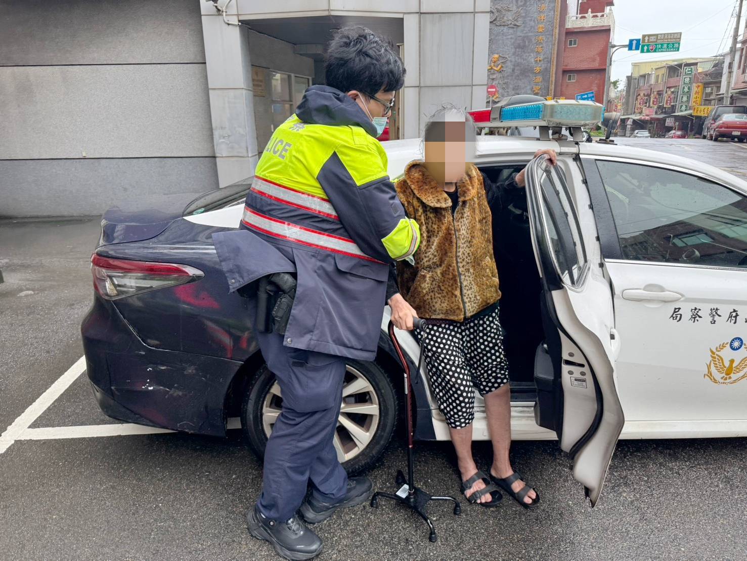 鳳凰來襲!觀音老婦不敵強風跌倒無法起身 波麗士即刻救援 399977