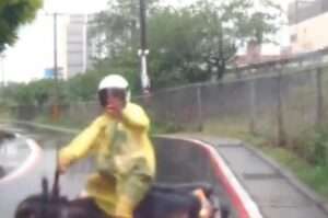 【有片】「從從容容」過彎卻沒閃過對面來車 八德無照騎士狼狽慘摔