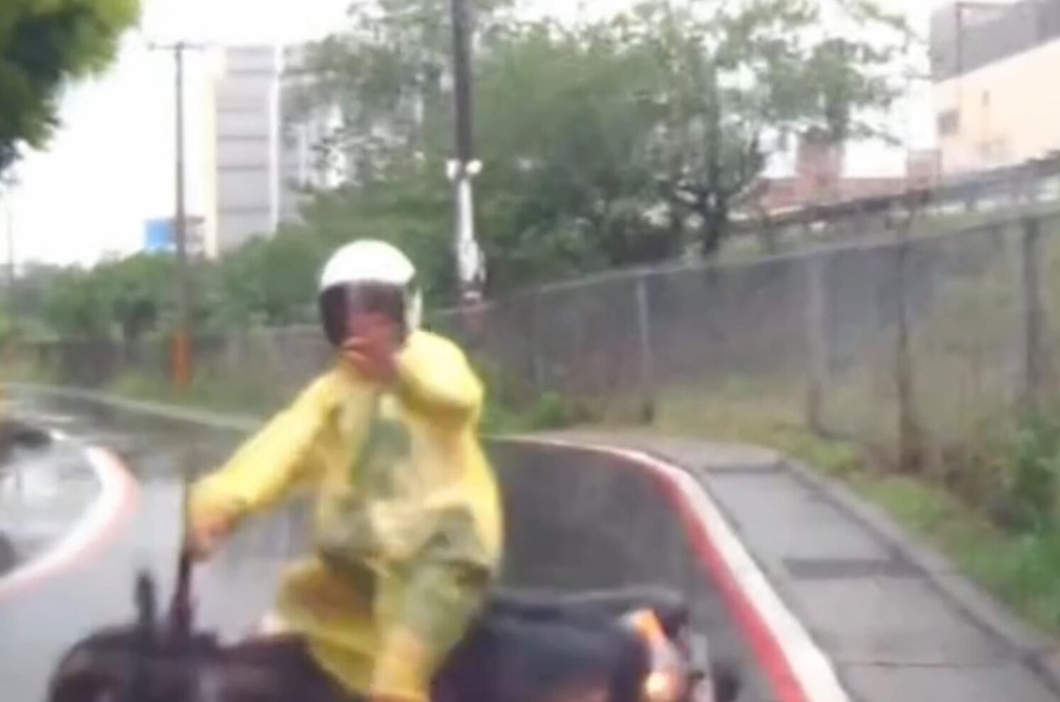 【有片】「從從容容」過彎卻沒閃過對面來車 八德無照騎士狼狽慘摔 4545 e1761978473628