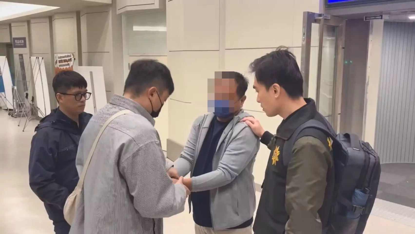 畏罪潛逃海外14年!刑事局攜手印尼警抓回殺人案通緝犯 畏罪潛逃海外14年!刑事局攜手印尼警抓回殺人案通緝犯