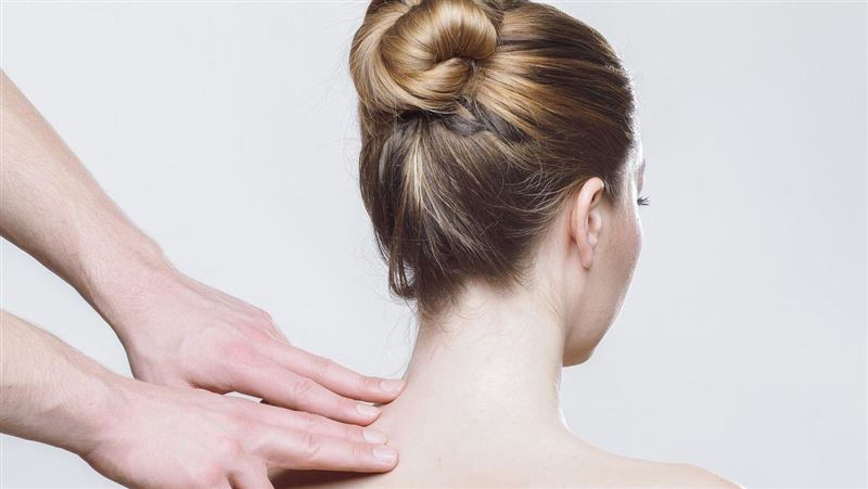 脖子痠痛非「低頭滑手機」造成 最新研究曝2主因