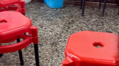 小吃店紅色雙層塑膠椅藏「神秘功能」 網友一看全驚呆
