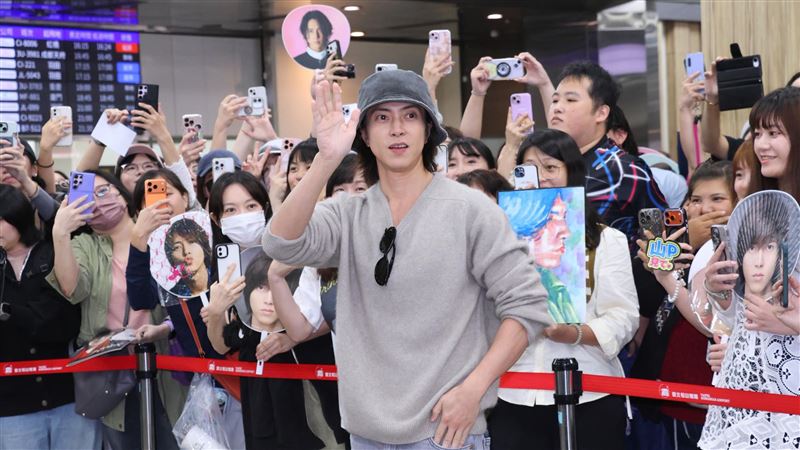 睽違14年!山下智久抵台辦專場 700粉絲擠爆機場