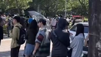 「台大大氣系學生」賭輸颱風假喊發雞排 大批網友傅鐘排隊等嘸人