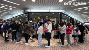 麥當勞奶昔停賣9年再度回歸 民眾冷風中排隊3小時搶買