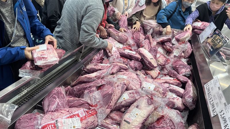 好市多黑五優惠掀搶購潮 民眾湧入賣場翻「牛肉山」