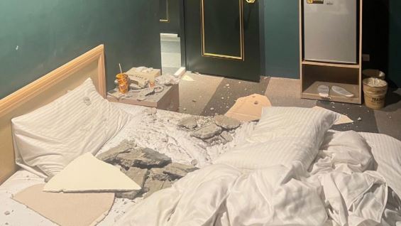 中壢區旅館天花板突崩落 男子頭部險遭水泥砸