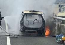 國1桃園段小客車頭突竄火!駕駛驚險逃生整輛燒剩骨架