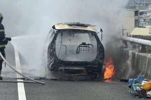 國1桃園段小客車頭突竄火!駕駛驚險逃生整輛燒剩骨架