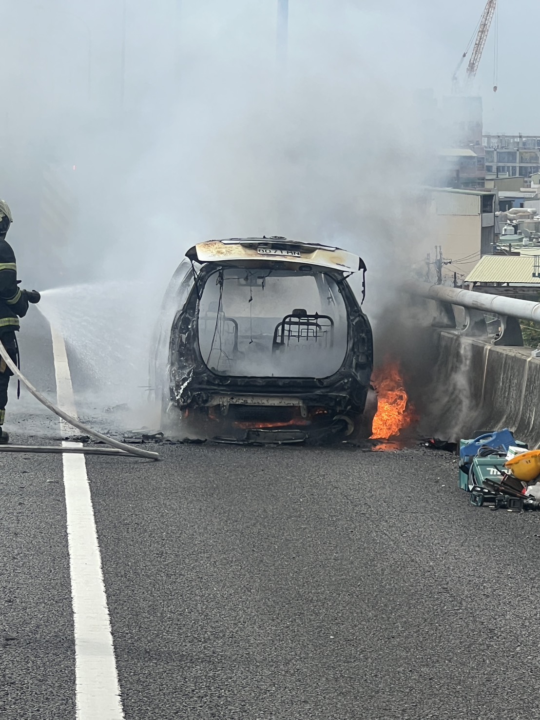 國1桃園段小客車頭突竄火!駕駛驚險逃生整輛燒剩骨架 571923