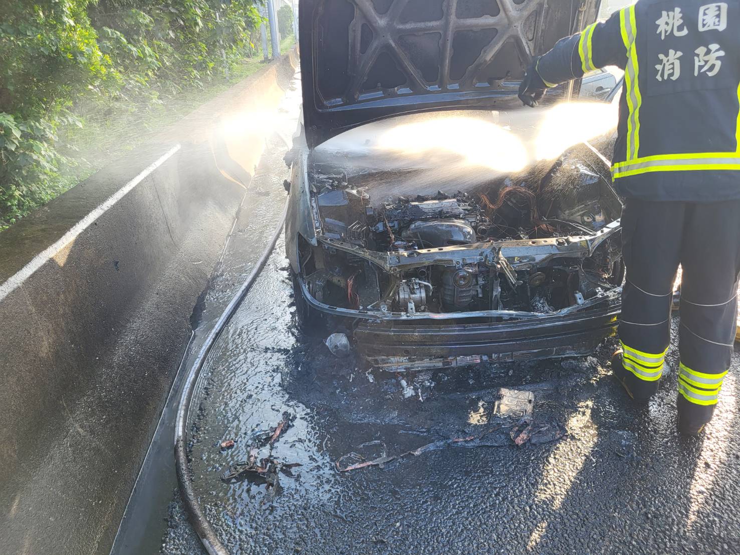 國1楊梅段火燒車!駕駛急停路肩驚險逃脫 575420 0