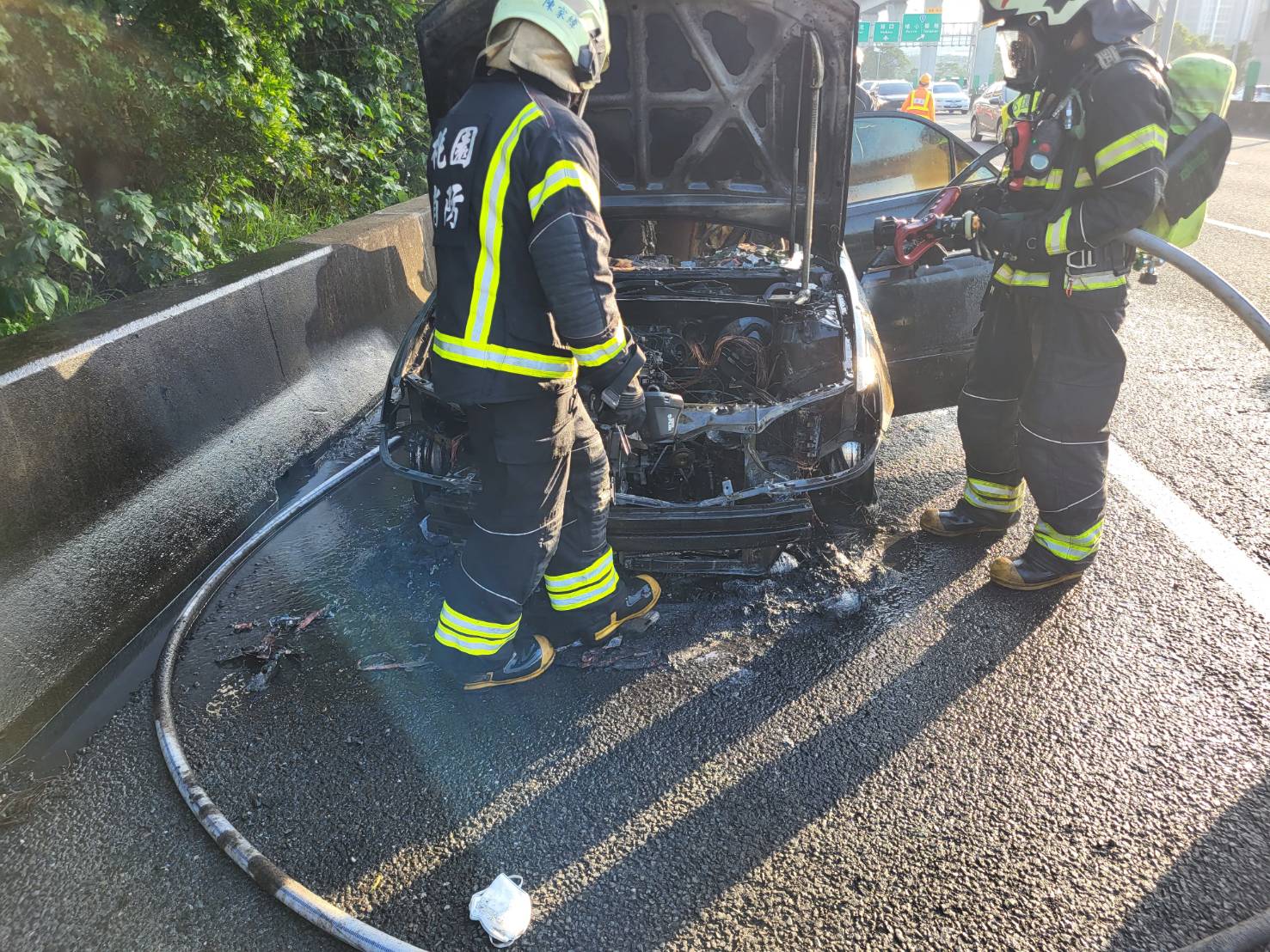 國1楊梅段火燒車!駕駛急停路肩驚險逃脫 575421 0