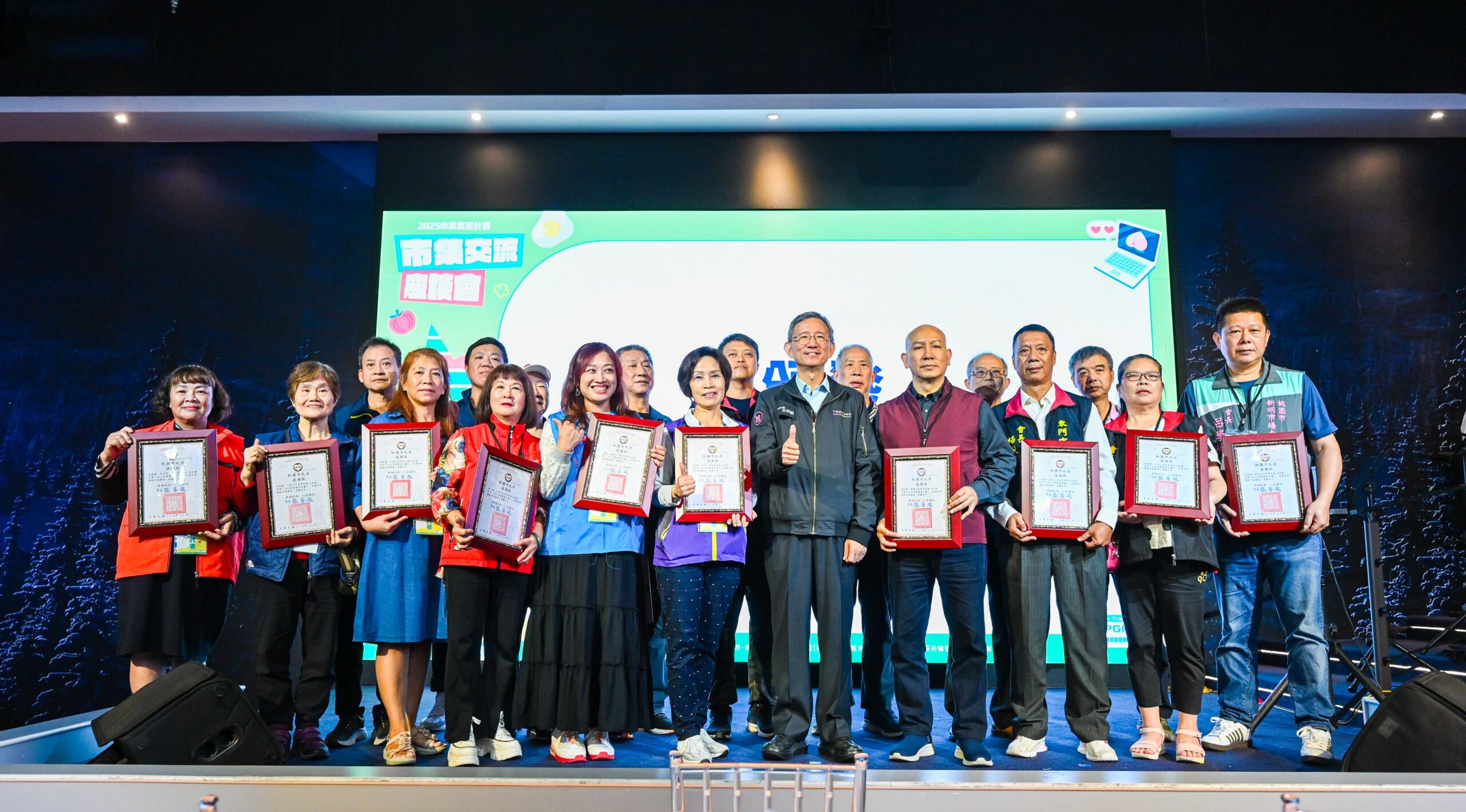 桃園市府與攤商交流 打造安全、特色市集環境 5cdb360f 7673 4ba5 b23a 01eb4b8d6ee8 scaled