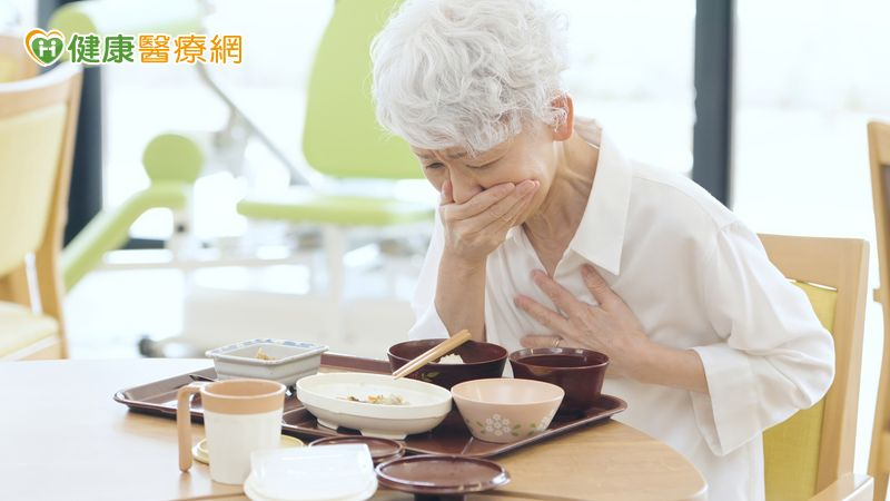 長者喝水、吃飯常「嗆到」?專家警告:小心造成吸入性肺炎