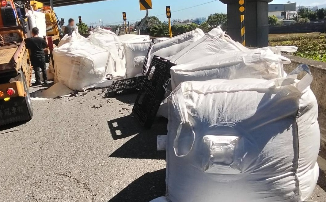 國2大竹交流道貨車過彎甩飛太空包 粗心司機最重將挨罰1萬8 62606 0