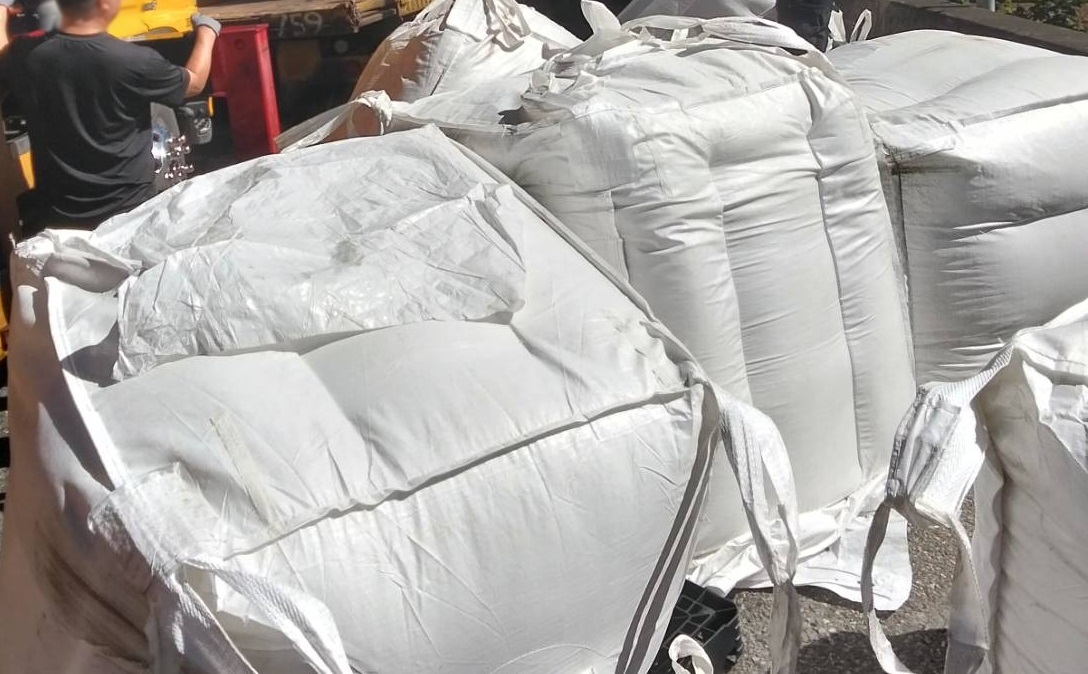 國2大竹交流道貨車過彎甩飛太空包 粗心司機最重將挨罰1萬8 62607 0