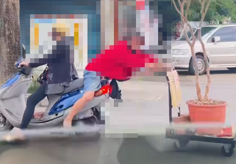台灣人騎機車什麼都能載?大溪阿伯「超強核心姿勢」拖盆栽上路 656s