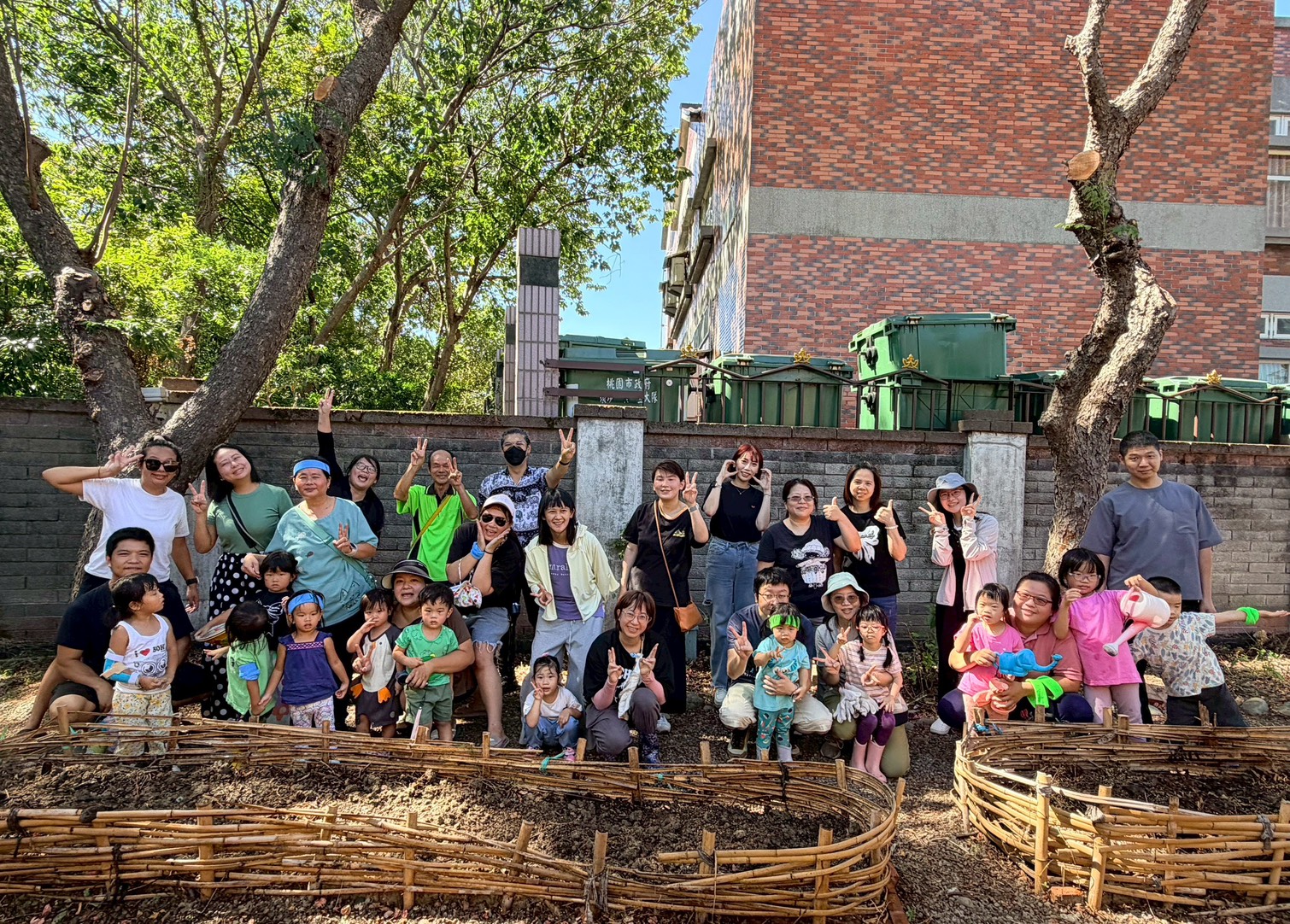 八德幼兒園推食農教育 親子走入田間割稻、搭棚體驗農耕辛勞 673588 0