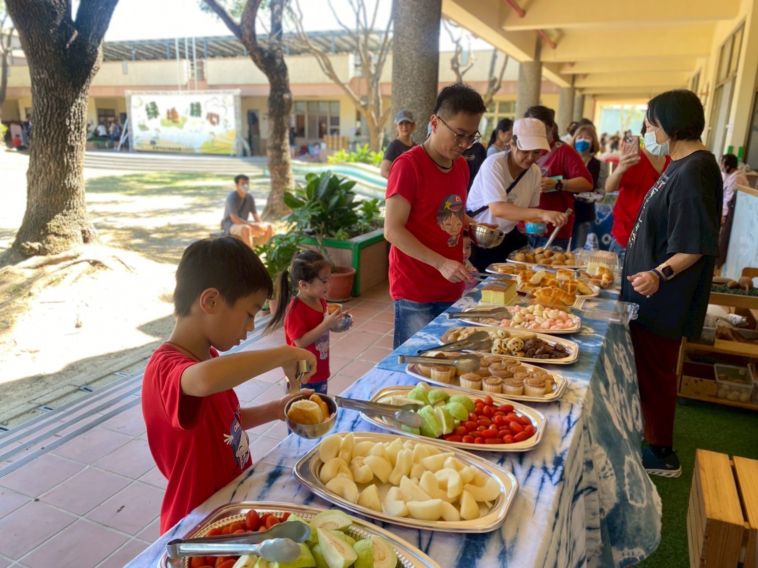 八德幼兒園推食農教育 親子走入田間割稻、搭棚體驗農耕辛勞 673589 0
