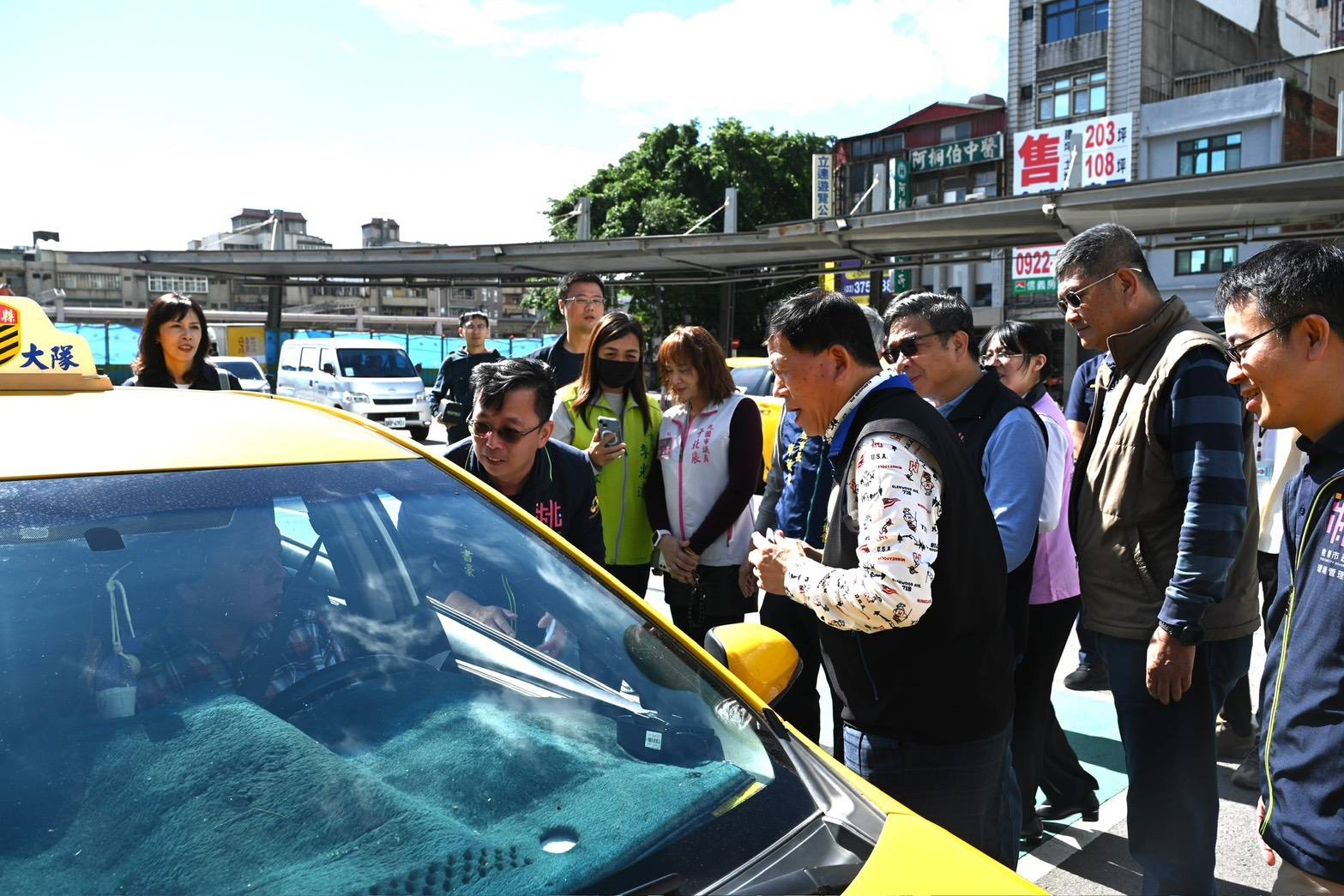 提升桃園站前街區形象 桃環局號召計程車運將、商圈店家響應淨街 679256 0 0