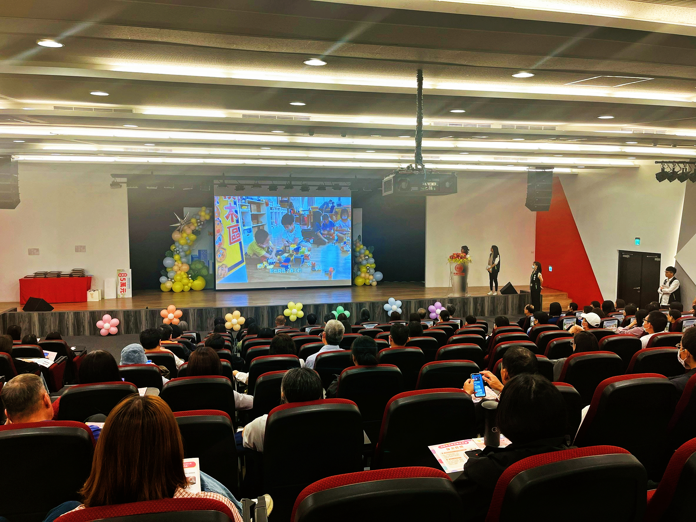 桃園勞動局鼓勵打造友善育兒職場 表揚12幸福企業頒發獎勵金 68456465