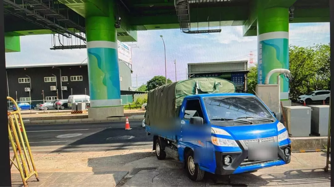 桃捷綠線工地車禍!領班倒車撞毀機車 騎士送醫插管治療 724275