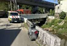 蘆竹無照女自撞護欄摔落水溝 多處擦挫傷送醫