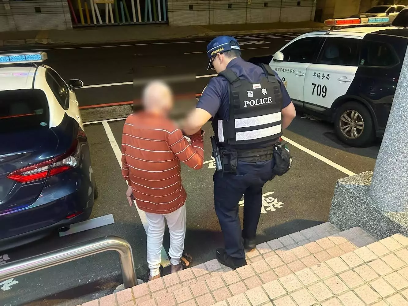 平鎮老翁凌晨獨自徘徊「臉色發白」 巡警急上前關心 737833 0