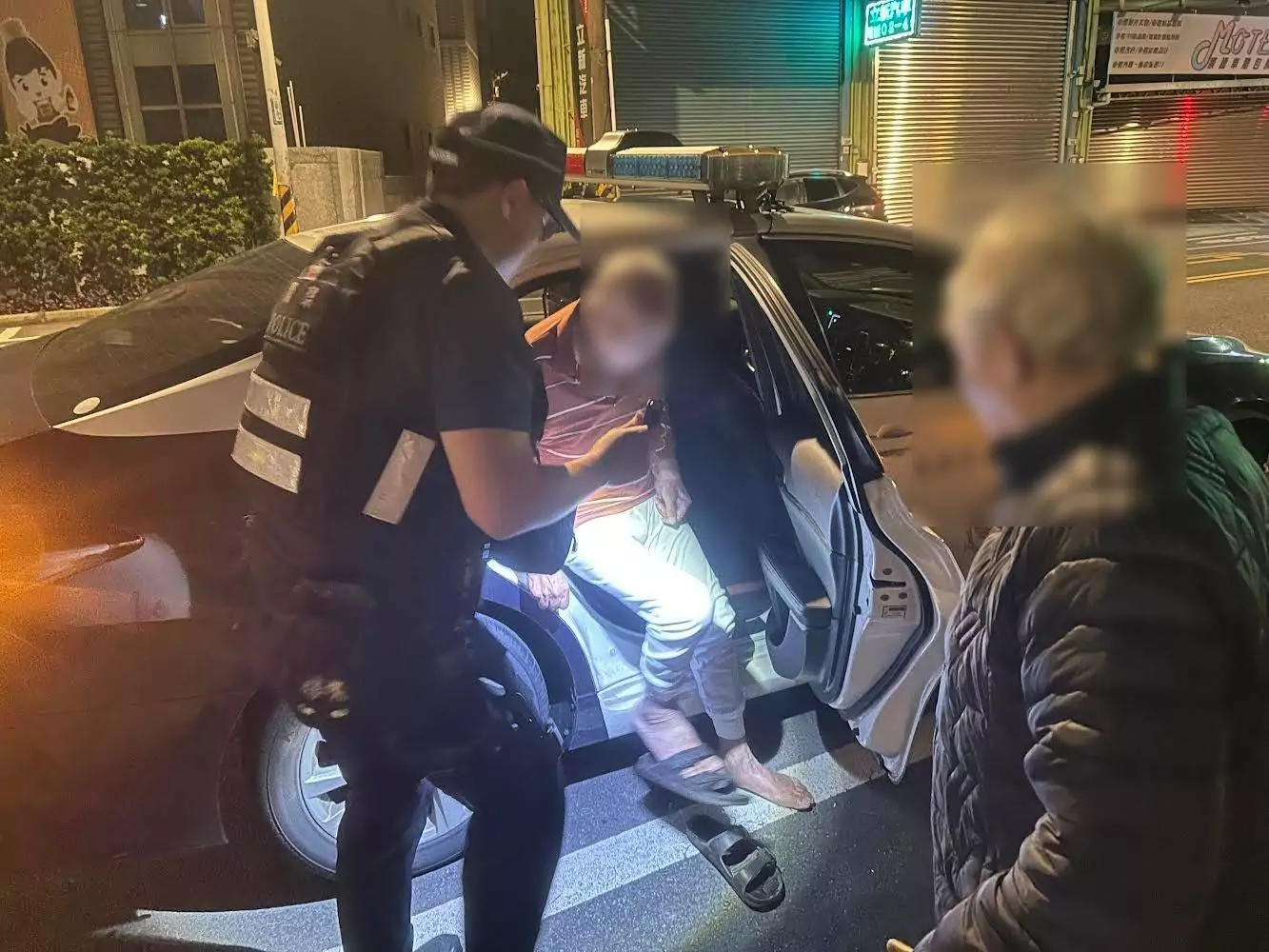 平鎮老翁凌晨獨自徘徊「臉色發白」 巡警急上前關心 737834 0