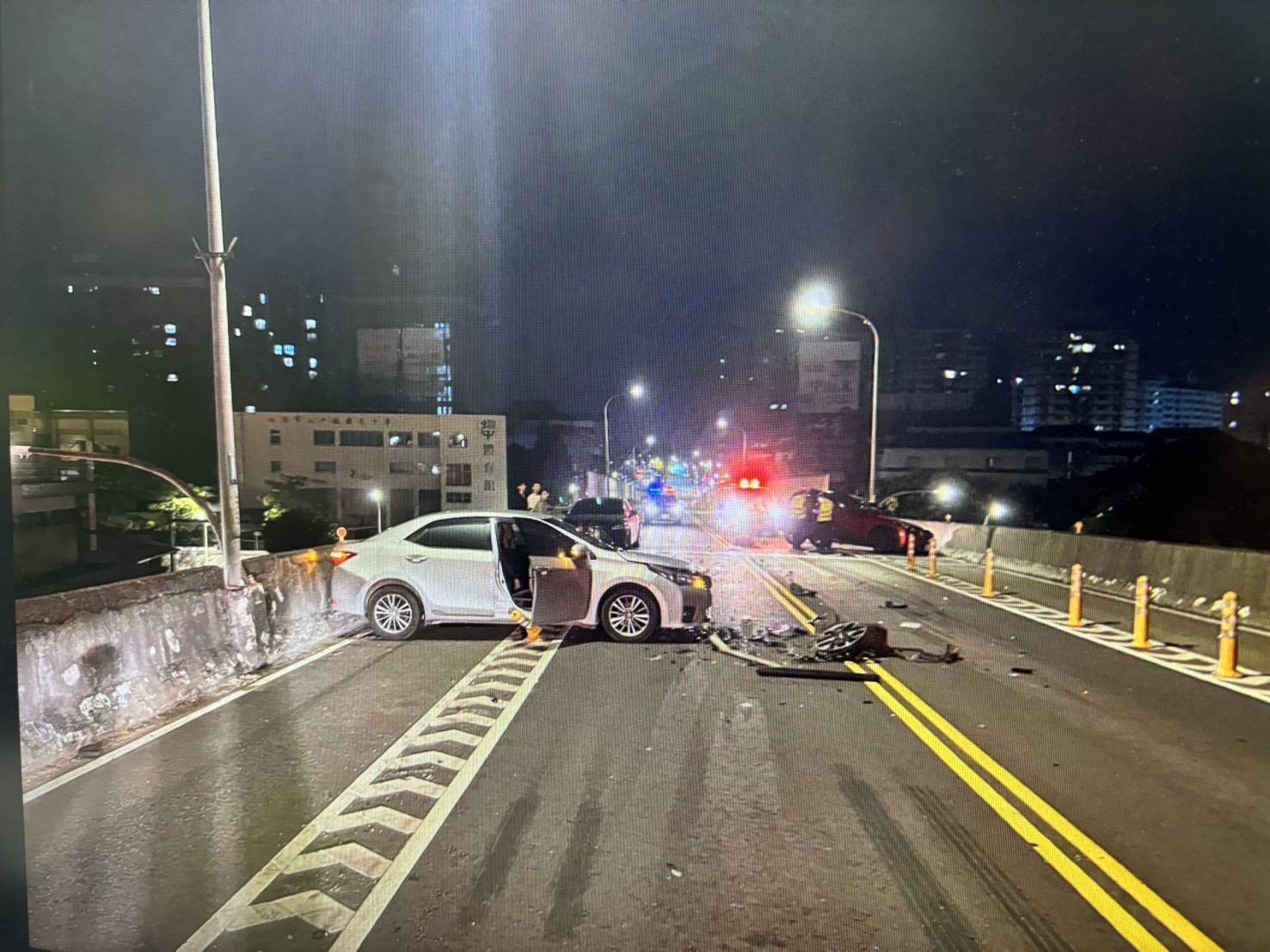 平鎮中豐陸橋車禍!兩車偏離車道相撞駕駛輕傷