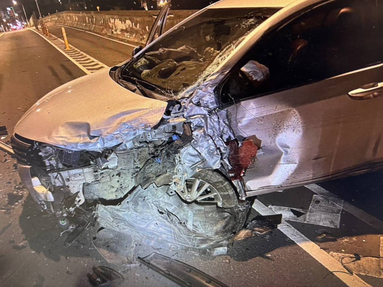 平鎮中豐陸橋車禍!兩車偏離車道相撞駕駛輕傷 744286 0